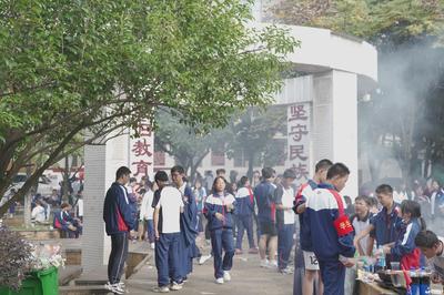 激情碰撞 舞动青春:昆明市盘龙区明致实验中学举办第十二届体育美食节