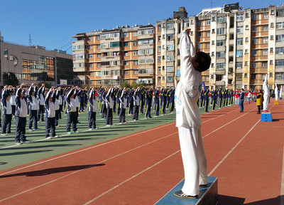昆明市实验中学课间习练健身气功八段锦